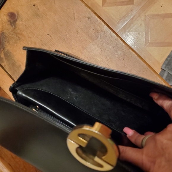 1960s Black Leather Gucci Shoulderbag/Clutch. Brass Hardware. - Picture 13 of 16